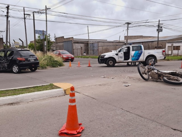 Fuerte choque entre un auto y una moto: un hombre herido